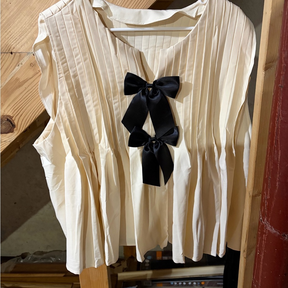 Elegant Cream Sleeveless Top with Black Bow Accents